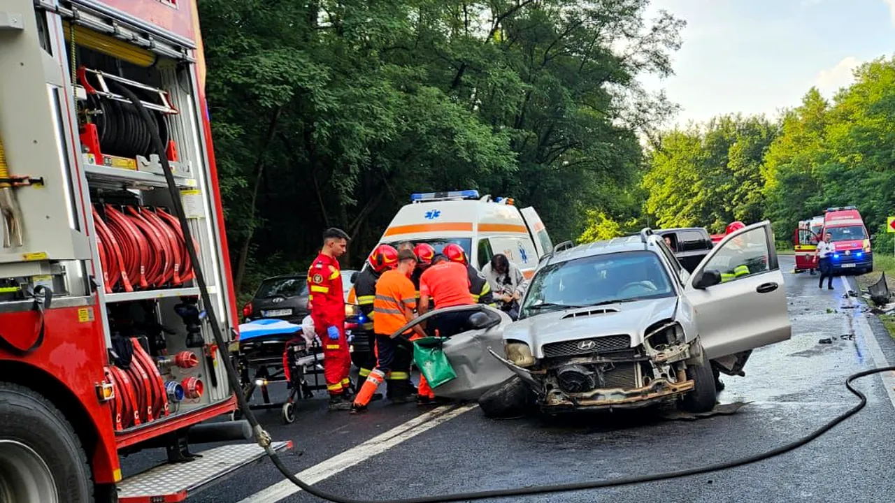 Patru răniţi grav, unul proiectat în afara maşinii, după un accident pe DN 1, în Sibiu