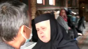 VIDEO. Scandal la o mănăstire din Hunedoara: Doi bărbaţi au fost bătuţi de enoriaşi după ce au încercat să filmeze o slujbă ce avea loc în incinta mănăstirii