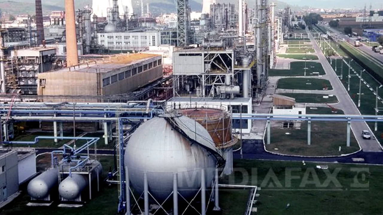 Alte două secţii ale combinatului Oltchim se repornesc astăzi. Aproximativ 1.200 de salariaţi vor avea din nou de lucru