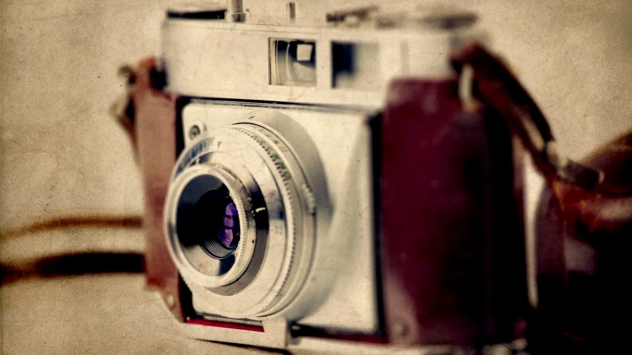 Pandemia dezvoltă creativitatea: Ciprian şi-a construit o cameră foto perfect funcţională