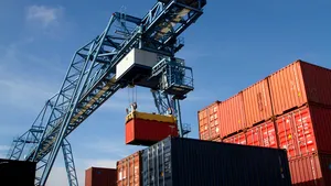 Un container burduşit cu zeci de mii de prezervative contrafăcute a fost descoperit în Constanţa