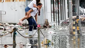Taifunul Jangmi lovește sudul Japoniei. Avertisment pentru românii care călătoresc în zonă