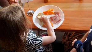 Două angajate ale unui liceu din Bacău sunt cercetate după ce au furat din mâncarea elevilor