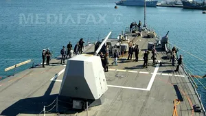 Militari români au coborât din elicoptere pe nava USS Truxtun, în cadrul manevrelor din Marea Neagră