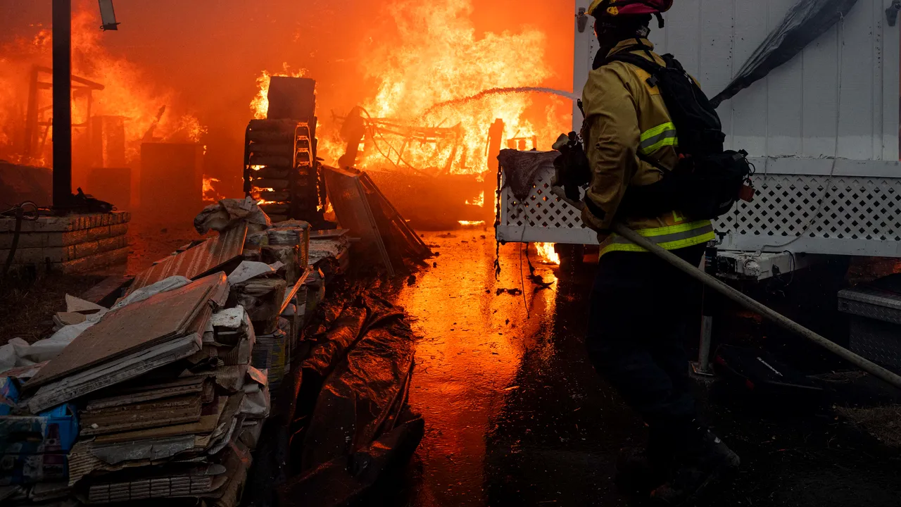 Incendiile din California. Poliţiştii au descoperit hoţi îmbrăcaţi în uniformă de pompier 