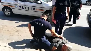 Intervenţia în forţă a poliţiei în Gorj. Bărbatul împuşcat de agenţi, după ce i-a atacat cu o furcă, a murit la spital