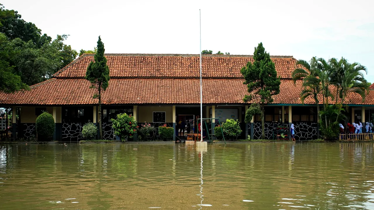 Inundaţiile şi alunecările de teren au provocat moartea a cel puţin 9 persoane în Indonezia. FOTO