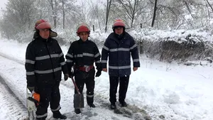 FOTO Pompierii militari din Prahova, nevoiţi să meargă 2 kilometri pe jos pentru deblocarea unui drum 