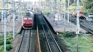 Tragedie la Oradea: O femeie, obligată să stea pe șinele de tren până a fost lovită mortal