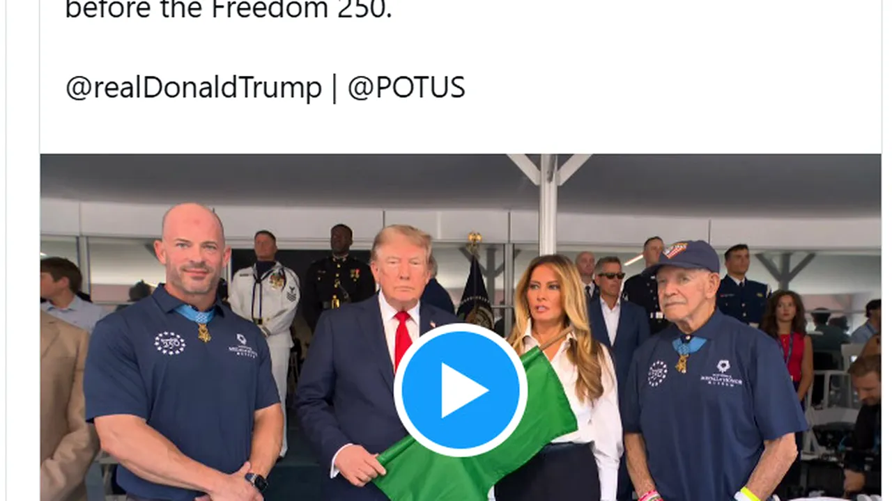 „Bwahahaha! Acest idiot n-are habar cum se ține un steag!” | Trump, ironizat că nu știe cum se ține un steag