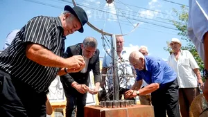 Ziua europeană de comemorare a Holocaustului împotriva romilor. Premierul Cioloş: Este necesar să ne reamintim de cumplitele suferinţe îndurate de romii din România