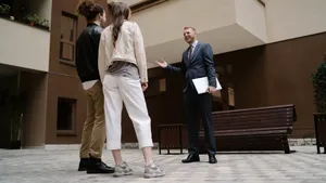 De ce tinerii spanioli ajung tot mai greu să-și cumpere o casă. Cât de importantă a devenit moștenirea familiei