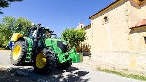 Nemţii au năvălit cu tractoarele în port. Fermierii furioşi l-au blocat pe ministrul Economiei pe un feribot