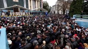 Aglomeraţie la Catedrala Mitropolitană unde se află racla cu sfintele moaşte ale Sfintei Parascheva