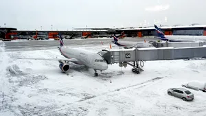 METEO Ninsoare abundentă și viscol la București: zboruri anulate și aeronave deviate pe alte aeroporturi