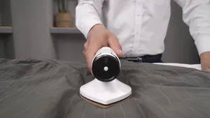 Un device bun la toate: devine, pe rând, baterie externă, fier de călcat, periuţă de dinţi sau aparat de ras