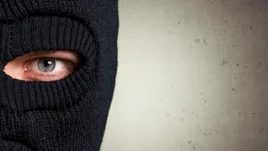 Tâlhărie cu bâte şi cagule la Brăila. Unui bărbat i-au fost furaţi banii pentru apartament