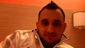 Agresorul baschetbalistului ar fi apropiat al unuia dintre fiii liderului grupării Butoane. Pe contul de Facebook îşi spune Gypsy Gypsanu