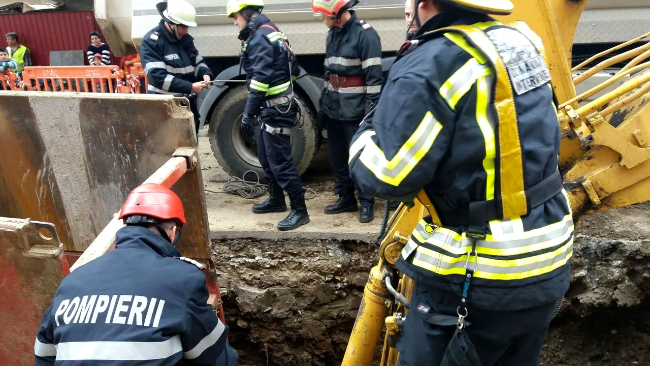 Un muncitor a fost prins sub un mal de pământ în Capitală - FOTO, VIDEO