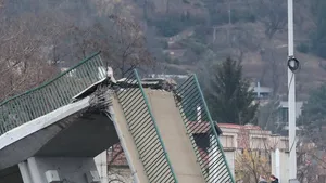 POD prăbuşit la periferia oraşului Praga: Cel puţin patru răniţi, doi fiind în stare gravă | FOTO, VIDEO