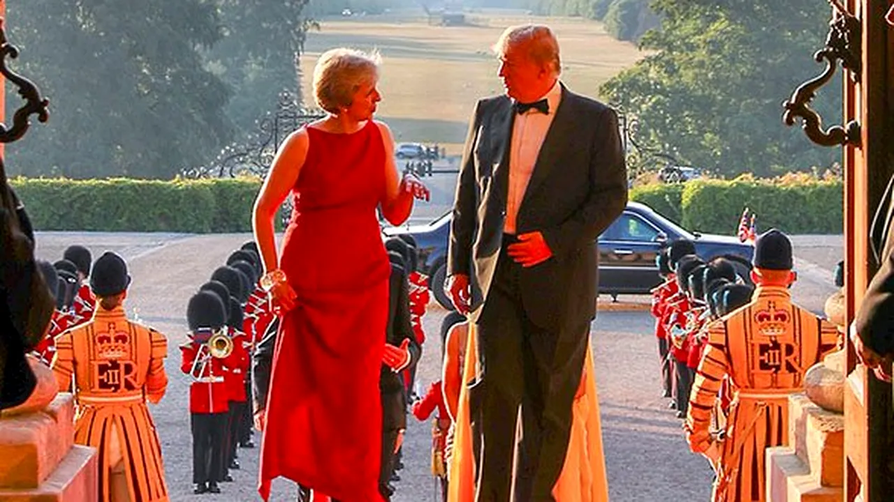 Donald Trump, de mână cu Theresa May, în drum spre dineul care a deschis vizita liderului de la Casa Albă în Marea Britanie