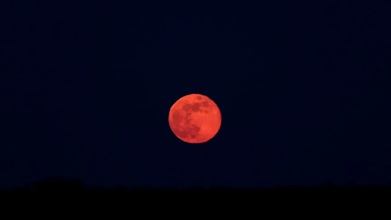 Superluna roz. Fenomenul spectaculos care va fi vizibil pe cer, în noaptea de 7 spre 8 aprilie