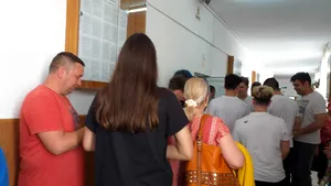 Îmbulzeală la secţiile de vot din Galaţi: Oamenii aşteaptă zeci de minute să voteze