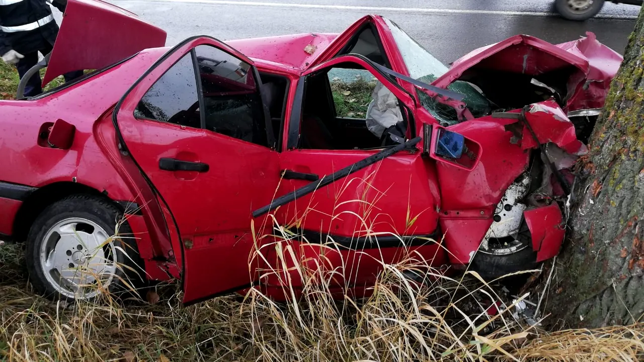 Un şofer a fugit de la locul accidentului, după ce s-a izbit violent cu maşina de un copac - FOTO