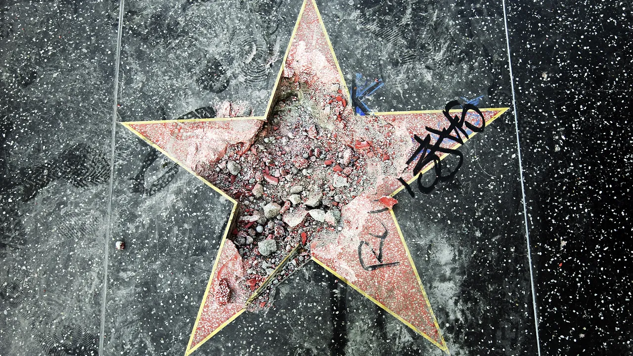 Steaua lui Donald Trump de pe Aleea Vedetelor din Hollywood a fost distrusă