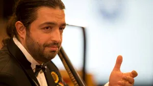 Violoncelistul Adrian Naidin, internat după ce a căzut de la etaj în timpul unor percheziţii / Poliţiştii au găsit cannabis şi cocaină în casă