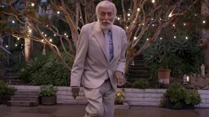 Dick Van Dyke, care se apropie de 99 de ani, dansează în ultimul videoclip Coldplay