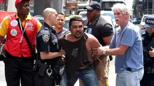 Şoferul care a intrat cu maşina în trecătorii din Times Square susţine că a auzit 
