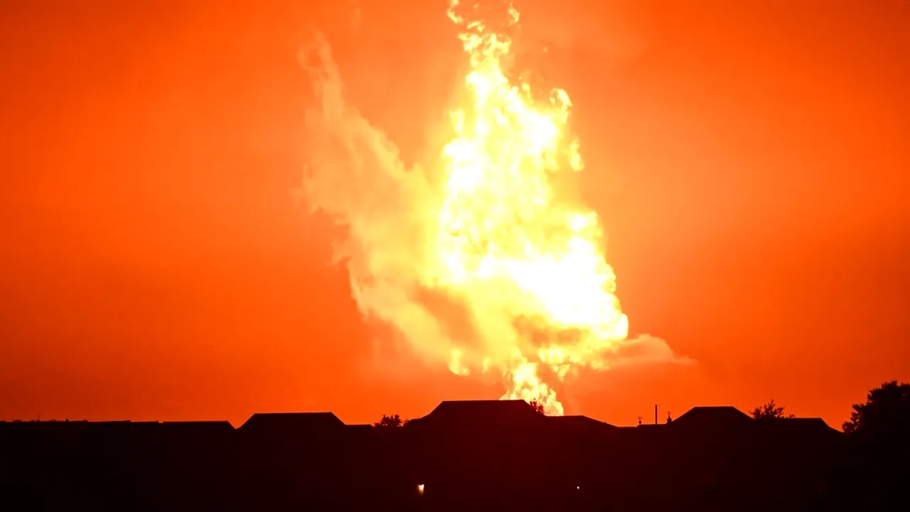 Explozie în larg la Marea Caspică. Autorităţile confirmă existenţa unui incendiu produs la una dintre platformele petroliere