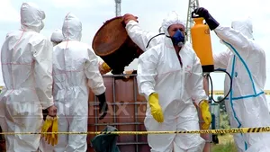 Peste două tone de deşeuri toxice, descoperite la o firmă din judeţul Arad