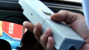 Un şofer oprit de poliţişti, atât de beat încât nu a putut sufla în etilotest