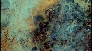Imagini din satelit arată că se construiește o barieră în jurul orașului asediat din Sudan