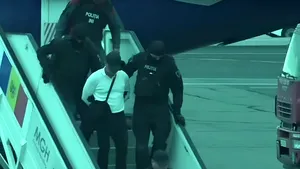 Oligarhul Vladimir Plahotniuc a ajuns în cătușe în Moldova. El va fi pregătit pentru judecarea în dosarul „furtului miliardului”