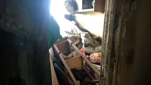 Focar de infecţie într-o garsonieră din Ploieşti, unde proprietarul a adunat munţi de gunoaie - FOTO