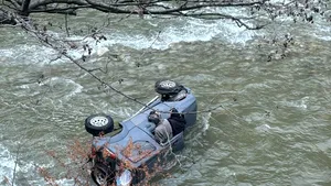 Un preot și o măicuță au plonjat cu mașina în râul Jiu