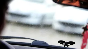 Cleric saudit: Femeile care conduc automobilul riscă să îşi distrugă ovarele