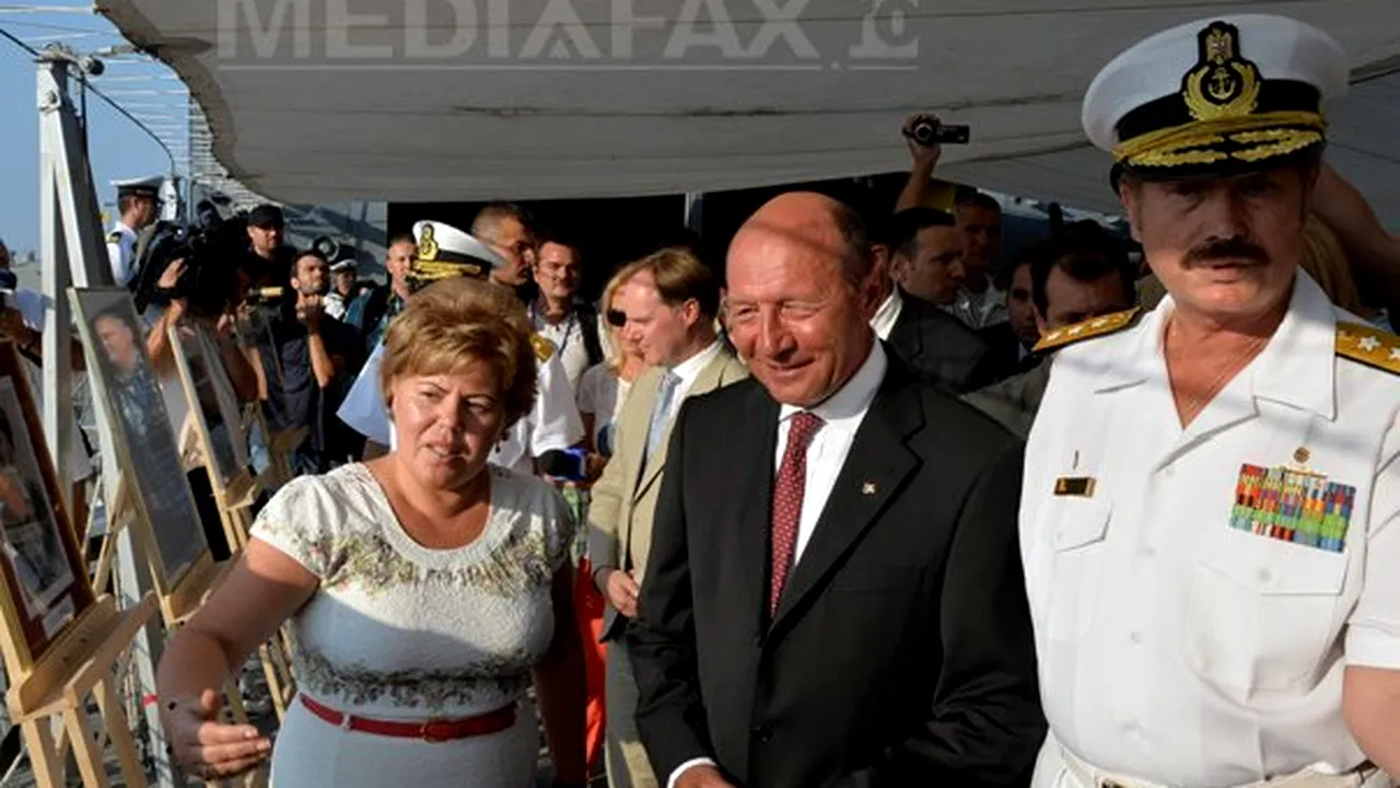 Băsescu a făcut o baie de mulţime în staţiunea Mamaia