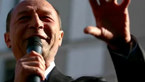 Castellon: Băsescu a împărţit pâine, aruncând bucăţi românilor aflaţi în primele rânduri