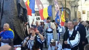 VIDEO Statuia lui Brukenthal, motiv de scandal la Sibiu. Protestatarii cer retragerea monumentului