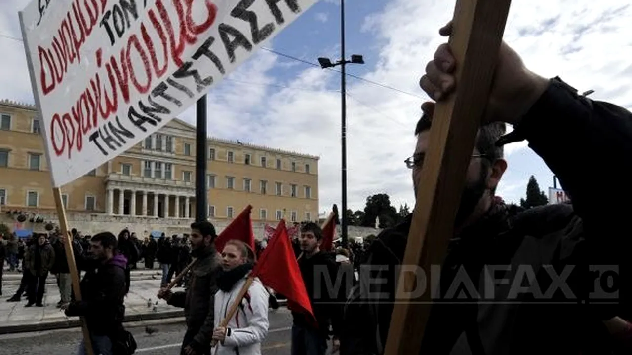 Mii de greci protestează în faţa Parlamentului de la Atena