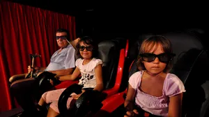 O mamă singură cu doi copii acuză un cinematograf de discriminare, după ce i-a fost refuzat un bilet 