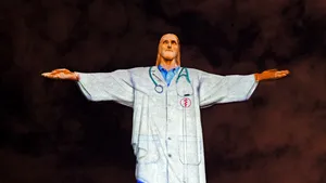 Imagini emoţionante: Statuia lui Iisus din Rio de Janeiro a fost „îmbrăcată