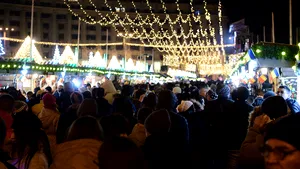 Luminile de Crăciun, aprinse în Capitală. Străzile, decorate cu figurine de inspiraţie tradiţională| VIDEO

