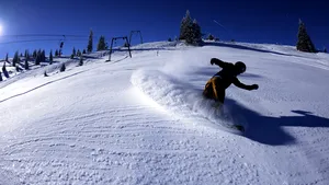 Mii de turişti sunt aşteptaţi la schi, în 