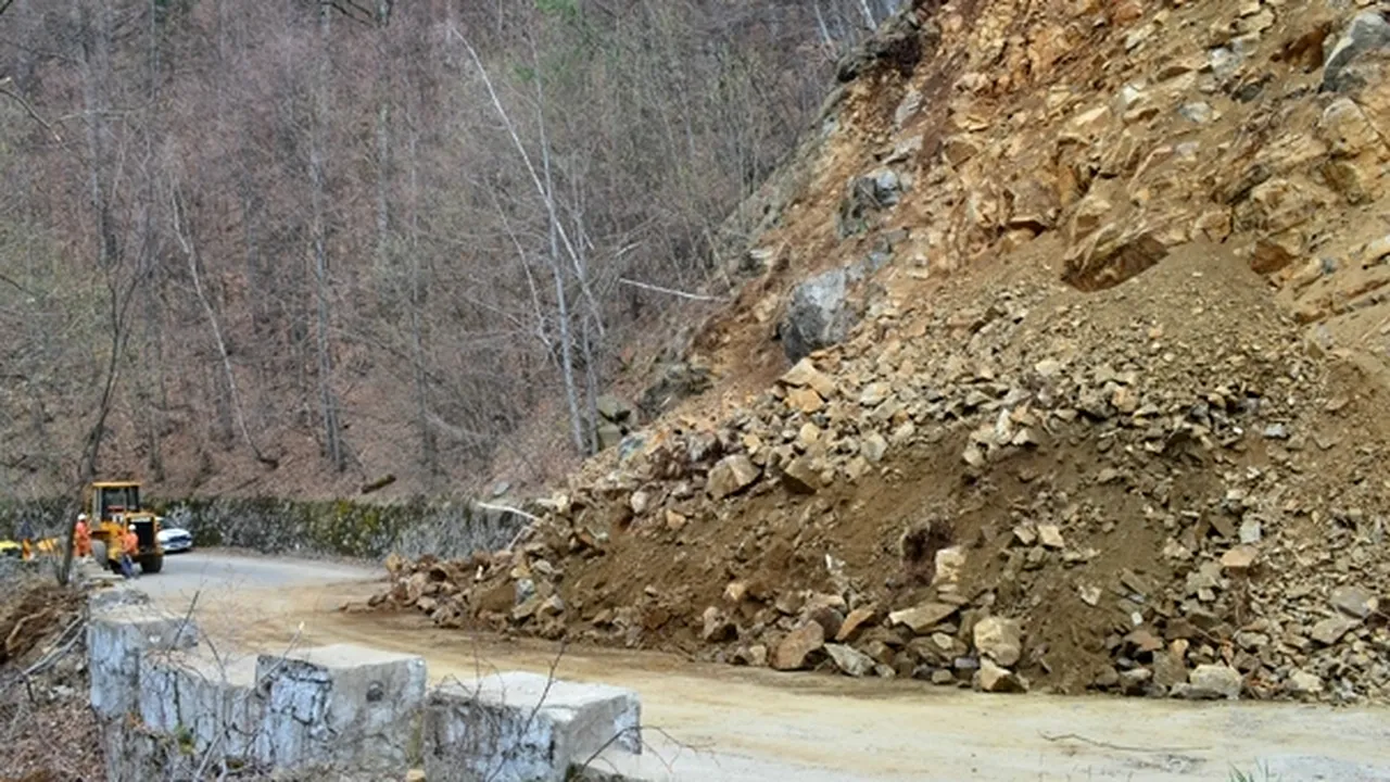 Vrancea: Trafic oprit pe DN2D, din cauza bolovanilor căzuţi de pe versanţi în urma ploilor torenţiale