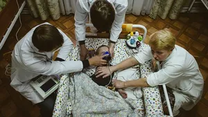 FOTO Copii, aflaţi în pragul înfometării, în orfelinate din Belarus/ Tânăr de 20 de ani cu greutatea de 11,5 kg.